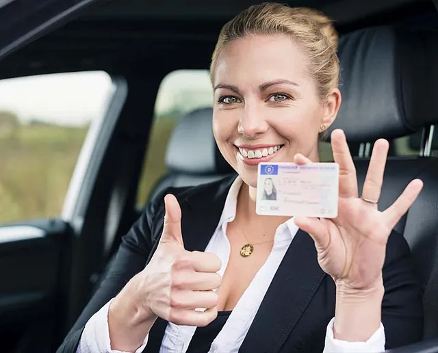 Chica con licencia de conducción