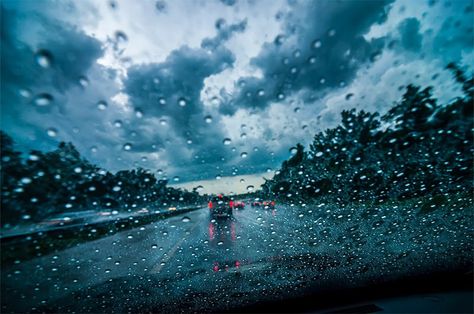 Autoescuela Monte vehículo en la lluvia
