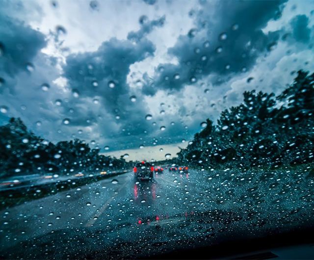 Autoescuela Monte vehículo en la lluvia